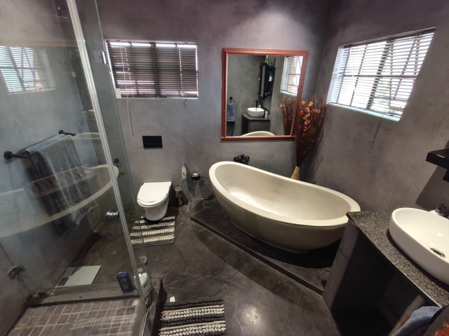 3 Bedroom Property for Sale in Safari Gardens North West